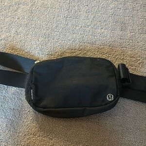 black lululemon belt bag